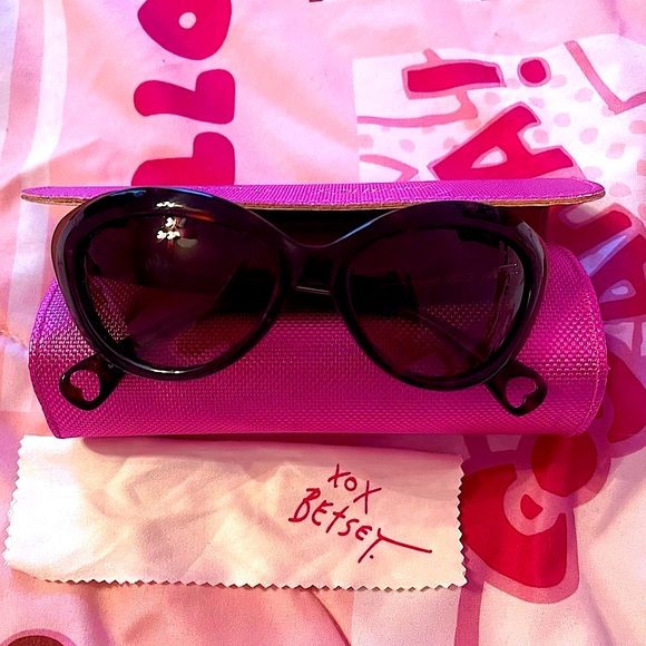 Betsey Johnson Sunglasses - Picture 4 of 11